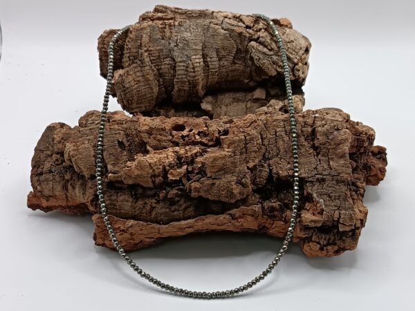 COLLARES DE PIEDRAS FASETADAS EN HILO DE PLATA PIRITA
