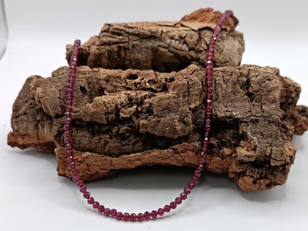 COLLARES DE PIEDRAS FASETADAS EN HILO DE PLATA GRANATE