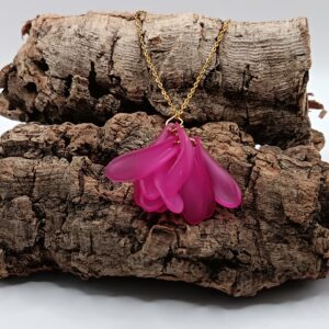 COLLARES DE ACERO INOXIDABLES BAÑADOS EN ORO PETALOS FUCSIAS