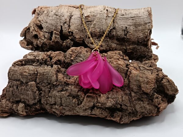 COLLARES DE ACERO INOXIDABLES BAÑADOS EN ORO PETALOS FUCSIAS