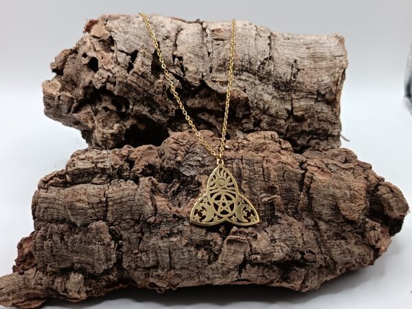 COLLARES DE ACERO INOXIDABLE BAÑADOS EN ORO TRIQUETA