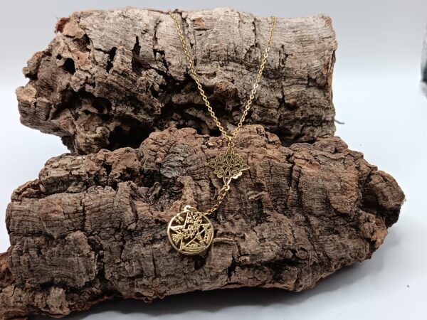 COLLARES DE ACERO INOXIDABLE BAÑADOS EN ORO NUDO DE BRUJA CON TETRAGRAMATON