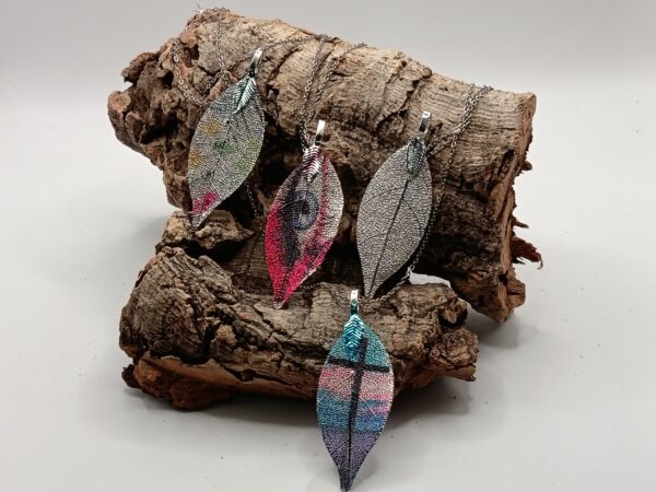 COLLARES DE ACERO INOXIDABLES PLATEADOS HOJA