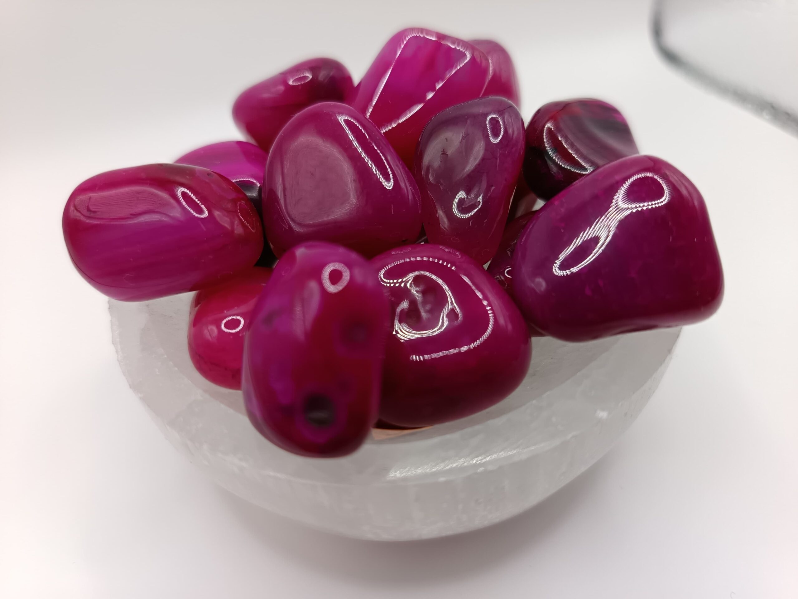 CANTO RODADO DE ÁGATA FUCSIA
