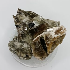 MICA MOSCOVITA CON TURMALINA EN BRUTO