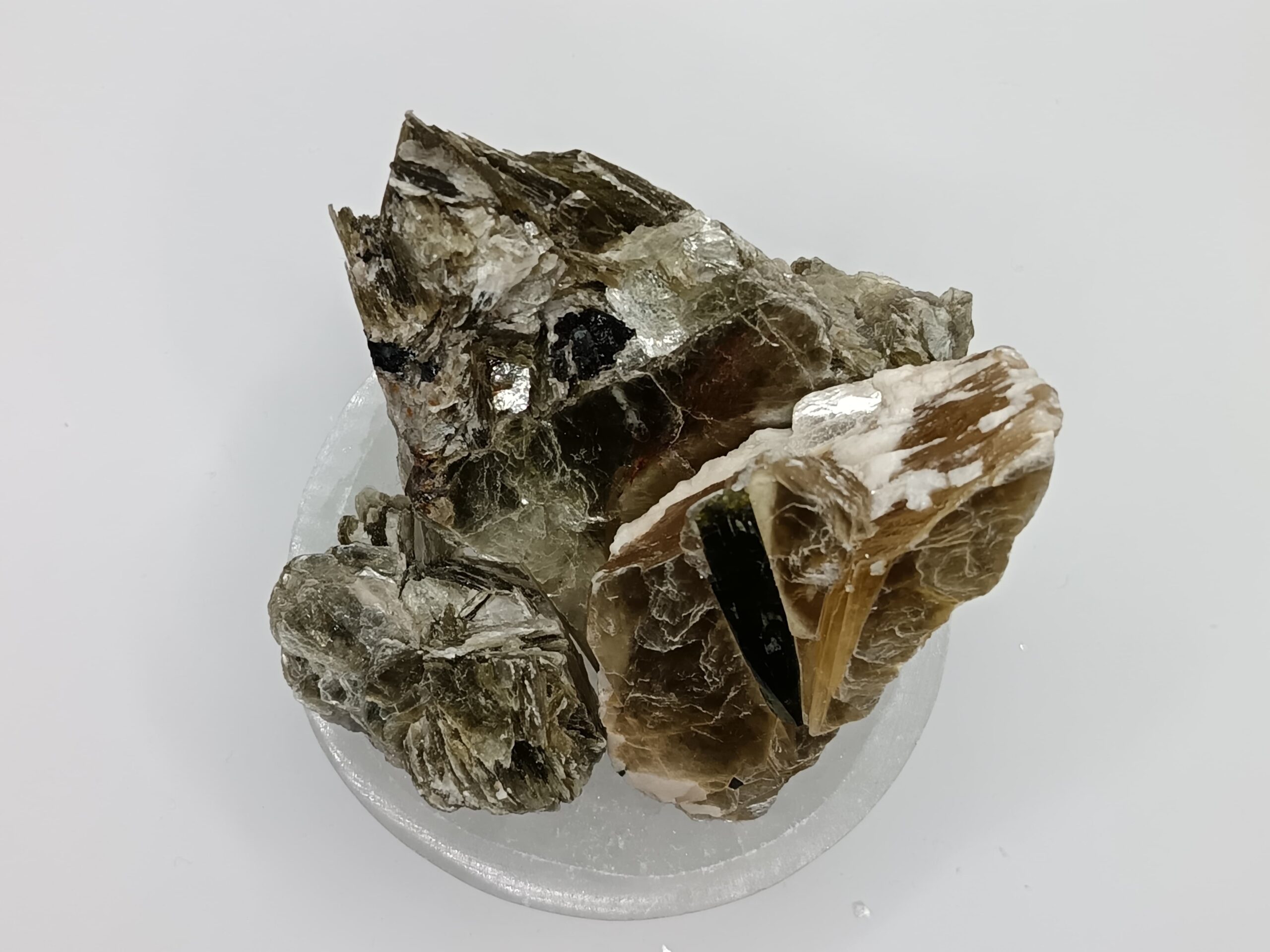 MICA MOSCOVITA CON TURMALINA EN BRUTO