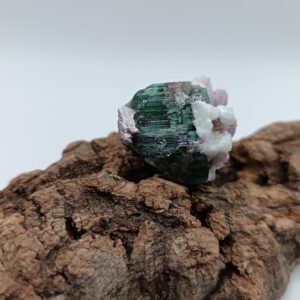 TURMALINAS VERDE, ROSA, AZUL, Y NEGRA CON MICA DE LEPIDONITA DE COLECCIÓN