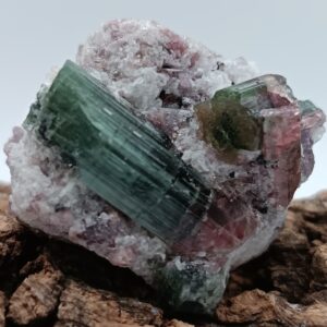 TURMALINA VERDE ROSA BLENDA MICA DE LEPIDONITA DE COLECCIÓN