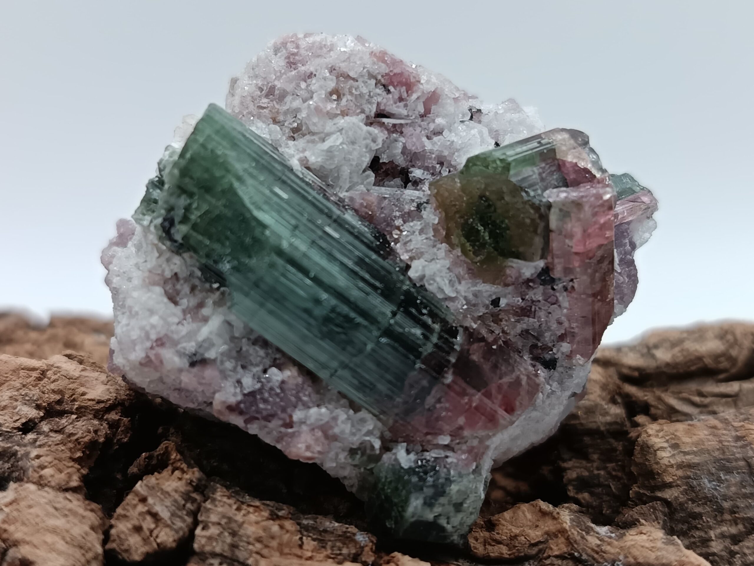 TURMALINA VERDE ROSA BLENDA MICA DE LEPIDONITA DE COLECCIÓN