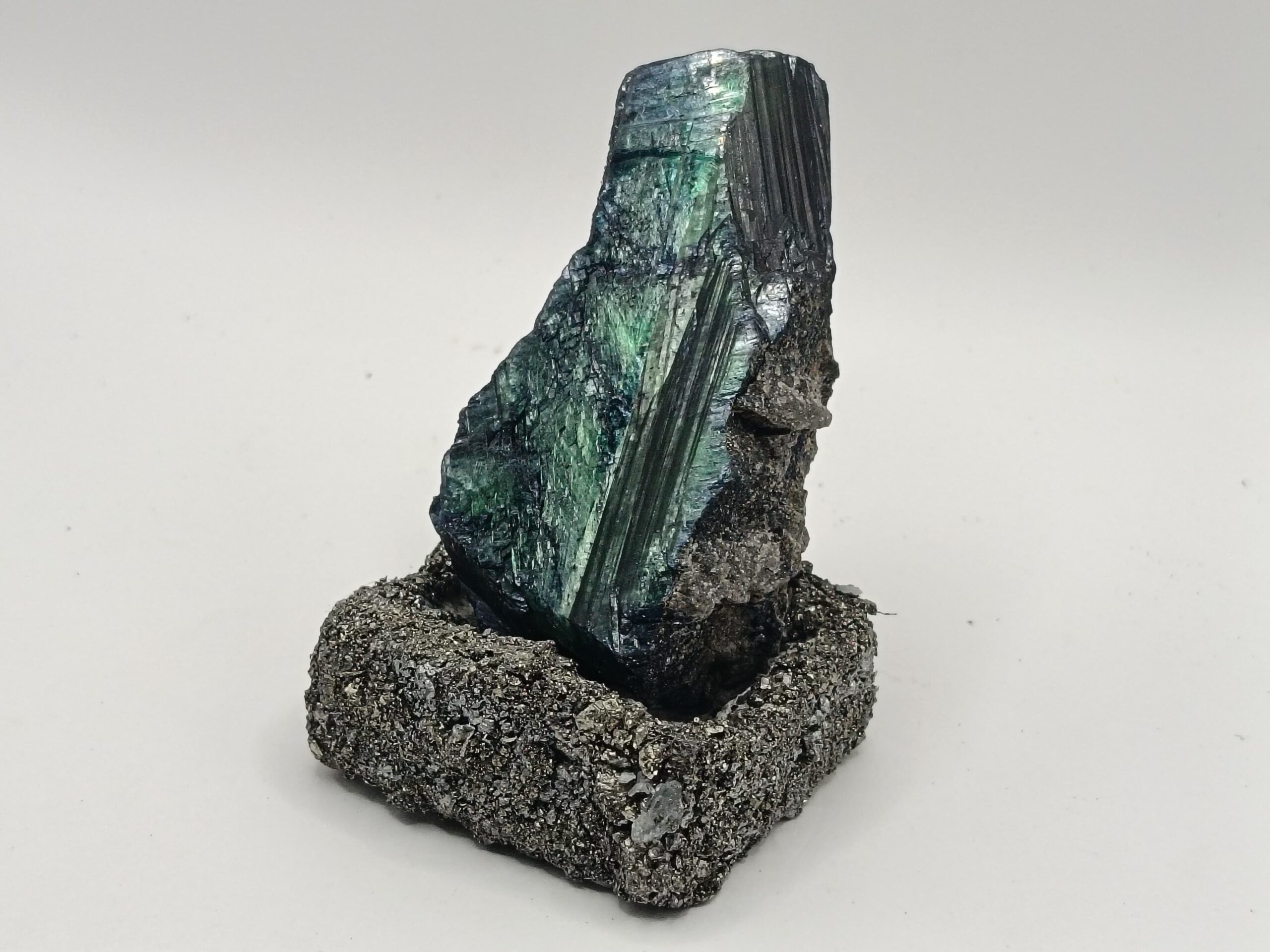 VIVIANITE CON BASE DE PIRITA EN BRUTO - Imagen 3