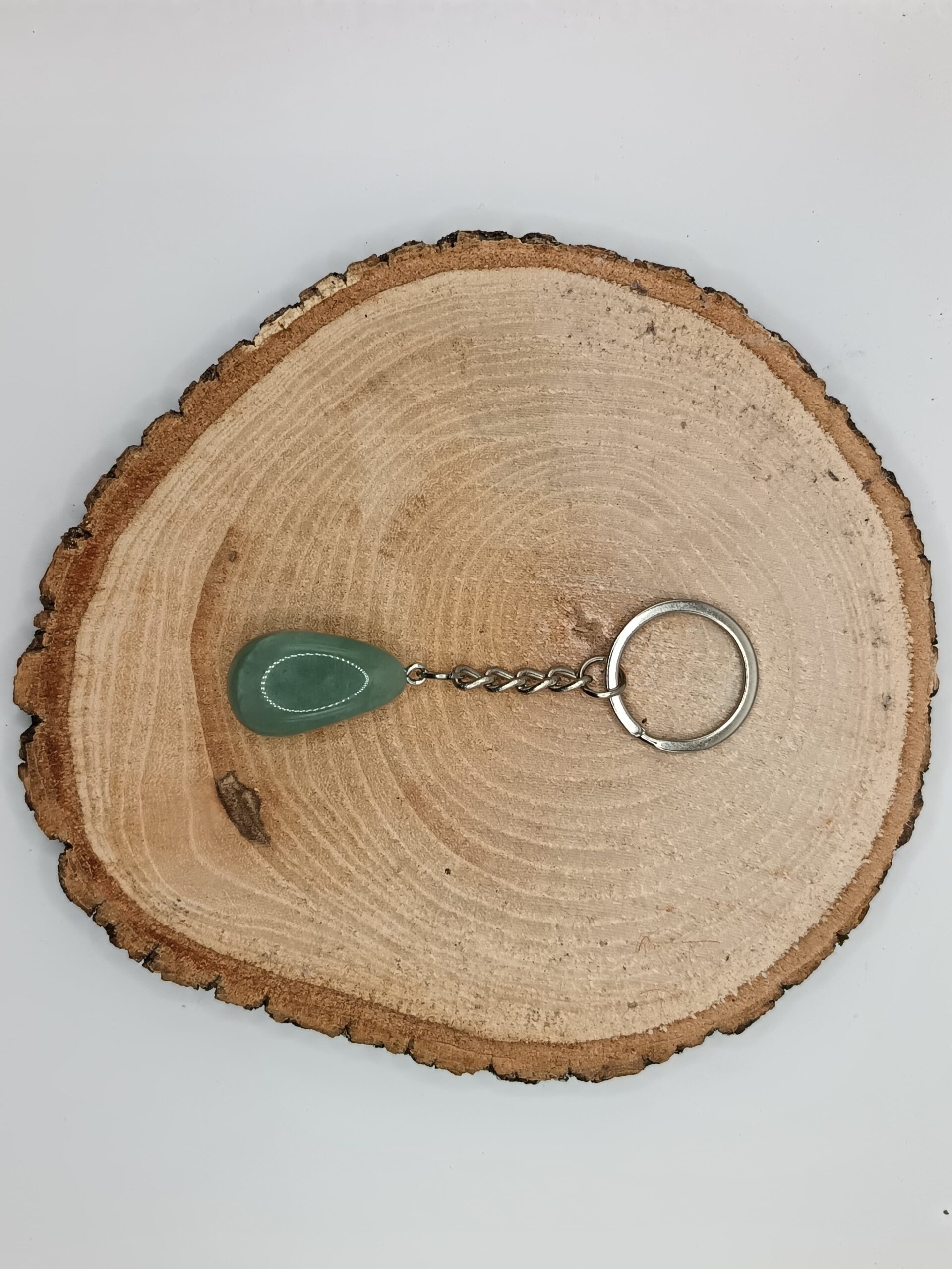 LLAVERO CON CANTO RODADO DE CUARZO VERDE