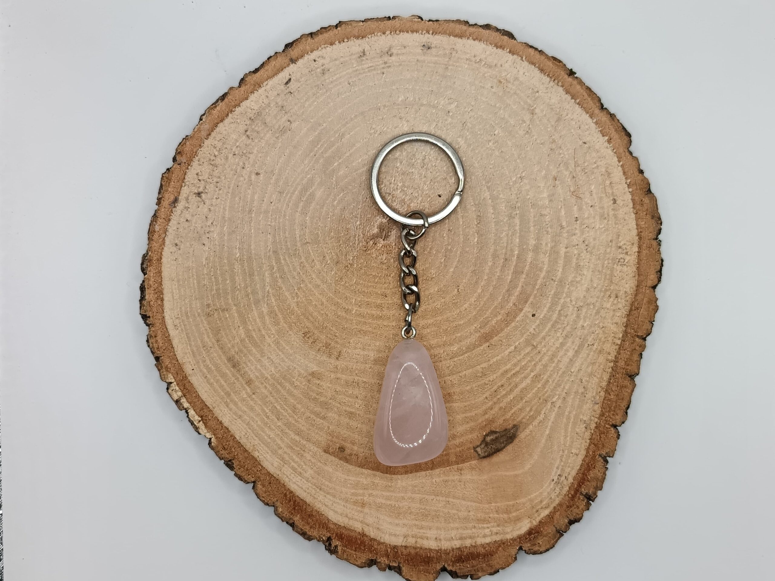 LLAVERO CON CANTO RODADO DE CUARZO ROSA