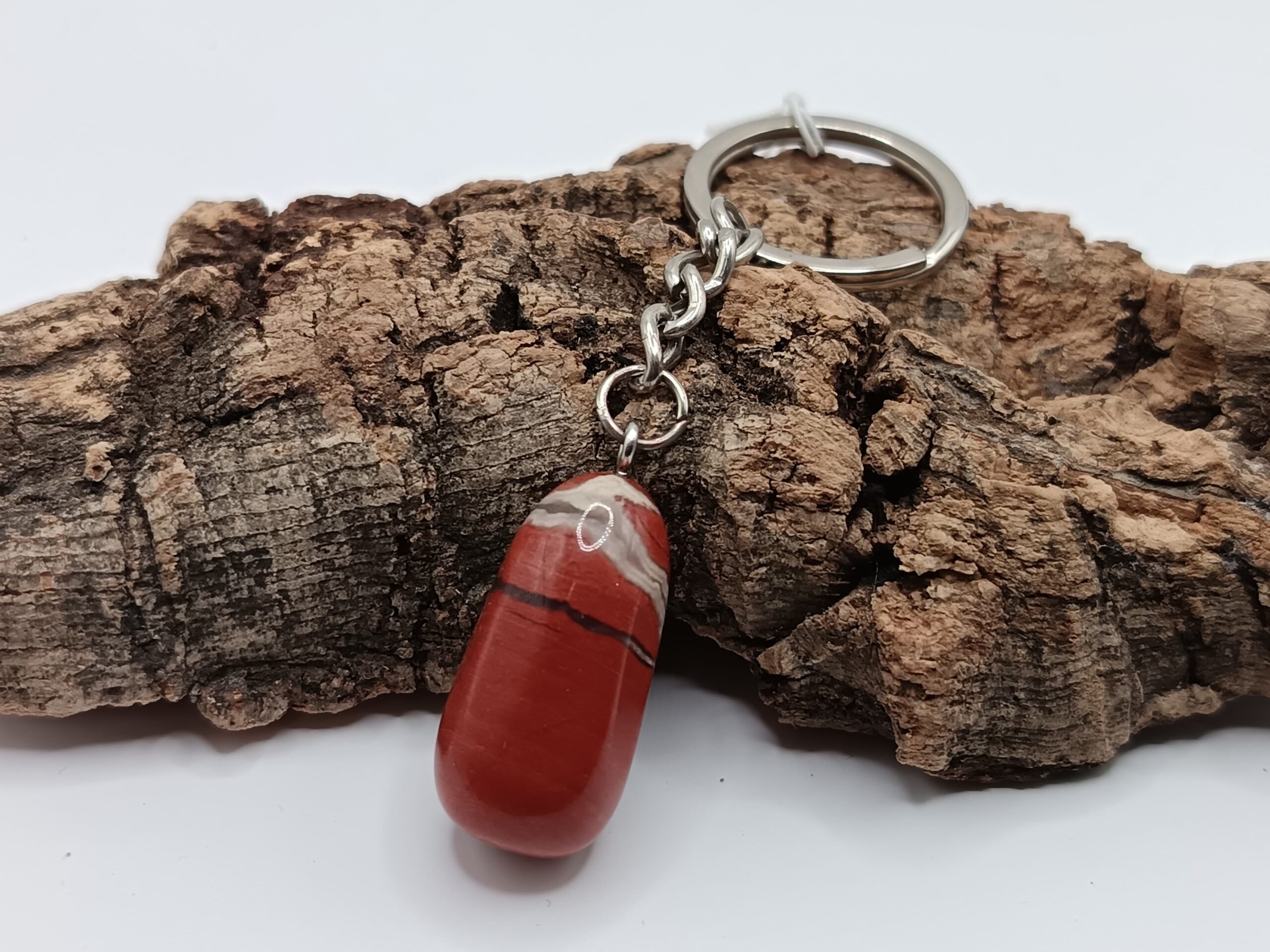 LLAVERO CON CANTO RODADO DE JASPE ROJO